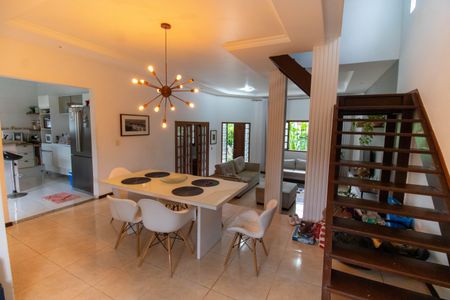 Casa à venda com 210m², 4 quartos e 2 vagas Casa à venda com 210m², 4 quartos e 2 vagasSala