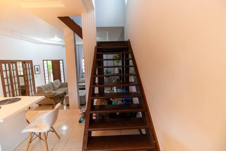 Casa à venda com 210m², 4 quartos e 2 vagas Casa à venda com 210m², 4 quartos e 2 vagasEscada