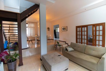 Casa à venda com 210m², 4 quartos e 2 vagas Casa à venda com 210m², 4 quartos e 2 vagasSala