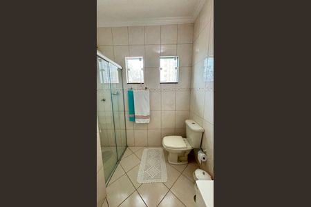 Casa para alugar com 246m², 3 quartos e 5 vagas Casa para alugar com 246m², 3 quartos e 5 vagasBanheiro da Suíte 1