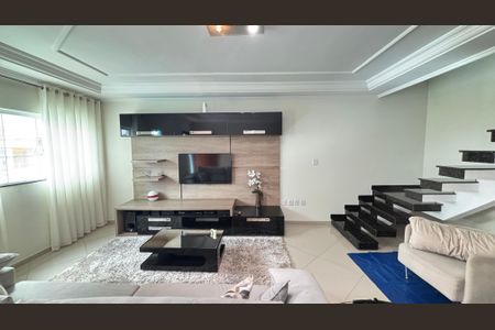 Casa para alugar com 246m², 3 quartos e 5 vagas Casa para alugar com 246m², 3 quartos e 5 vagasSala