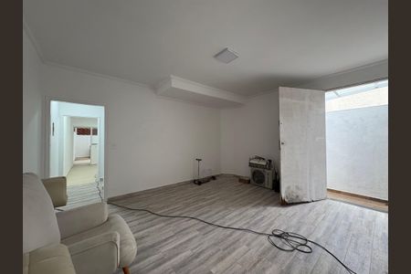 Casa à venda com 173m², 4 quartos e 2 vagas Casa à venda com 173m², 4 quartos e 2 vagasSala