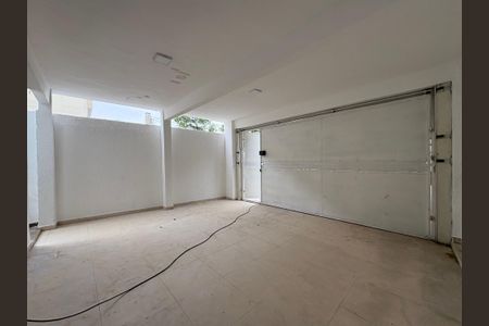 Casa à venda com 173m², 4 quartos e 2 vagas Casa à venda com 173m², 4 quartos e 2 vagasGaragem
