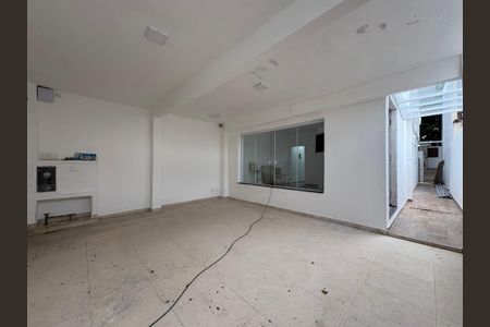 Casa à venda com 173m², 4 quartos e 2 vagas Casa à venda com 173m², 4 quartos e 2 vagasGaragem