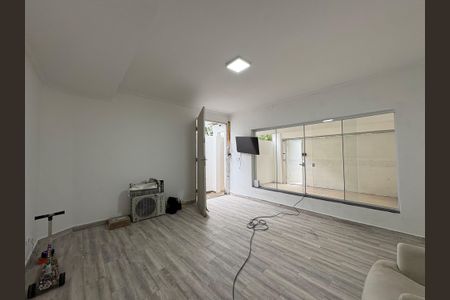 Casa à venda com 173m², 4 quartos e 2 vagas Casa à venda com 173m², 4 quartos e 2 vagasSala