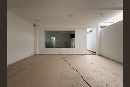 Casa à venda com 173m², 4 quartos e 2 vagas Casa à venda com 173m², 4 quartos e 2 vagasGaragem