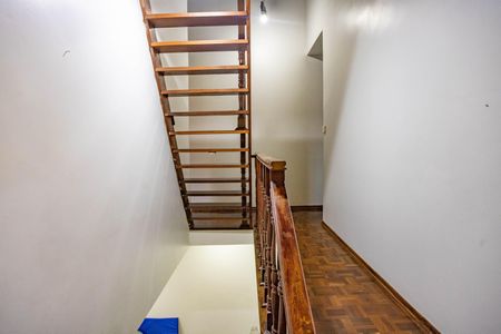 Casa à venda com 209m², 3 quartos e 4 vagas Casa à venda com 209m², 3 quartos e 4 vagasEscada