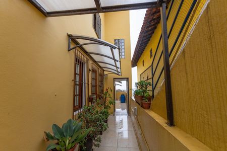 Casa à venda com 209m², 3 quartos e 4 vagas Casa à venda com 209m², 3 quartos e 4 vagasCorredor externo