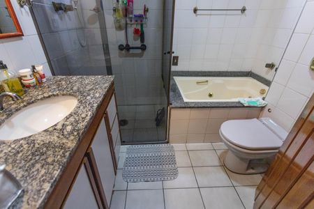 Casa à venda com 209m², 3 quartos e 4 vagas Casa à venda com 209m², 3 quartos e 4 vagasBanheiro da suíte