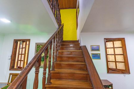 Casa à venda com 209m², 3 quartos e 4 vagas Casa à venda com 209m², 3 quartos e 4 vagasEscada