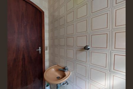 Casa à venda com 360m², 4 quartos e 5 vagasBanheiro na Área de Serviço