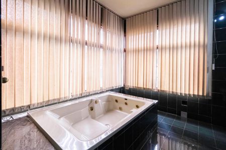 Casa à venda com 463m², 4 quartos e 5 vagasBanheiro da suíte