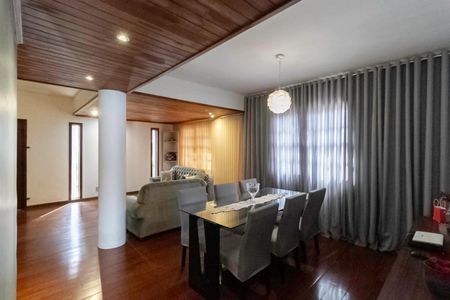 Casa à venda com 463m², 4 quartos e 5 vagasSala