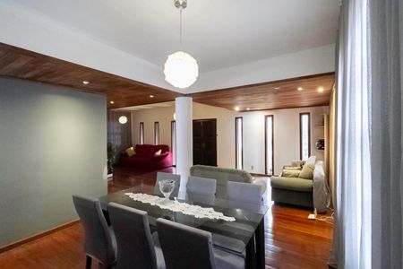 Casa à venda com 463m², 4 quartos e 5 vagasSala