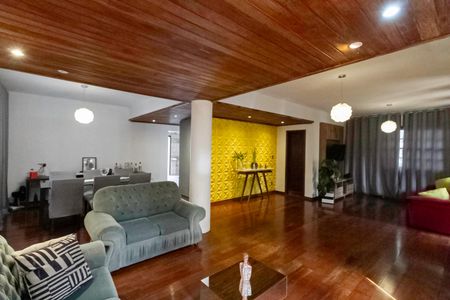 Casa à venda com 463m², 4 quartos e 5 vagasSala