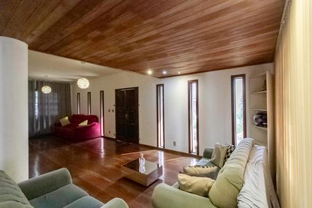 Casa à venda com 463m², 4 quartos e 5 vagasSala