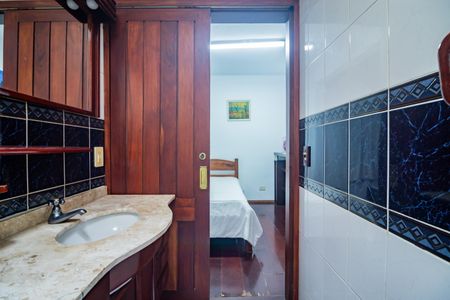 Casa à venda com 236m², 4 quartos e 5 vagasBanheiro da Suíte 2