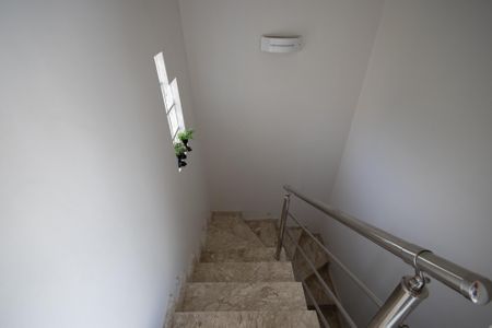 Casa de condomínio à venda com 180m², 3 quartos e 2 vagas Casa de condomínio à venda com 180m², 3 quartos e 2 vagasEscada