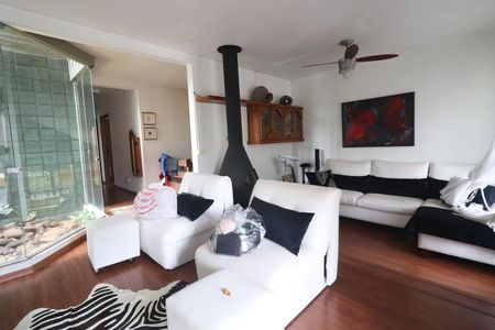 Casa à venda com 650m², 4 quartos e 2 vagasSala
