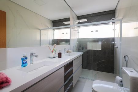Casa à venda com 200m², 3 quartos e 4 vagasBanheiro da Suíte 1