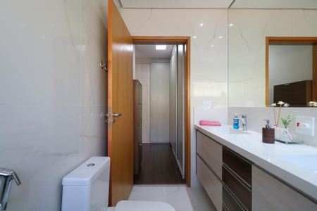 Casa à venda com 200m², 3 quartos e 4 vagasBanheiro da Suíte 1