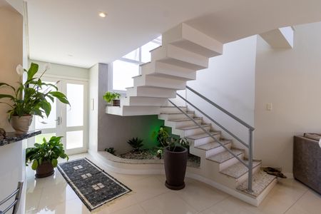 Casa de condomínio à venda com 400m², 3 quartos e 4 vagasEscada