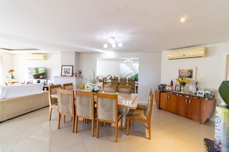 Casa de condomínio à venda com 400m², 3 quartos e 4 vagasSala