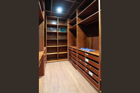 Casa de condomínio para alugar com 782m², 6 quartos e 8 vagasCloset Quarto 4 suíte