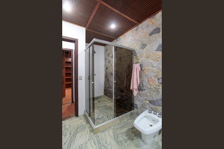 Casa de condomínio para alugar com 782m², 6 quartos e 8 vagasBanheiro Quarto 4 suíte