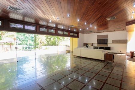 Casa de condomínio para alugar com 782m², 6 quartos e 8 vagasSala