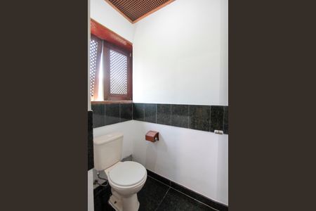 Casa de condomínio para alugar com 782m², 6 quartos e 8 vagasBanheiro Quarto 5 suíte canadense