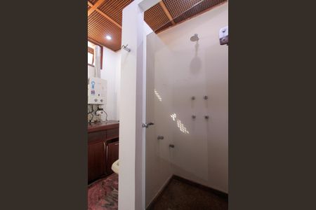 Casa de condomínio para alugar com 782m², 6 quartos e 8 vagasBanheiro Quarto 3 suíte