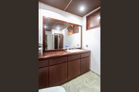 Casa de condomínio para alugar com 782m², 6 quartos e 8 vagasBanheiro Quarto 4 suíte