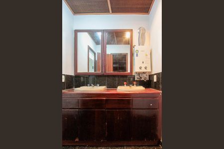 Casa de condomínio para alugar com 782m², 6 quartos e 8 vagasBanheiro Quarto 5 suíte canadense