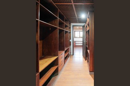 Casa de condomínio para alugar com 782m², 6 quartos e 8 vagasCloset Quarto 5 suíte canadense