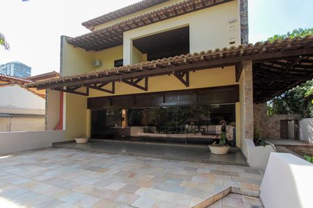 Casa de condomínio para alugar com 782m², 6 quartos e 8 vagasÁrea comum - Quintal de entrada