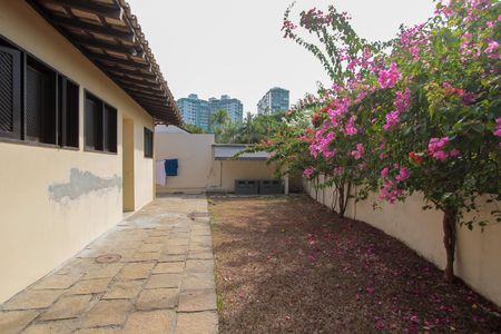 Casa de condomínio para alugar com 782m², 6 quartos e 8 vagasÁrea de Serviço