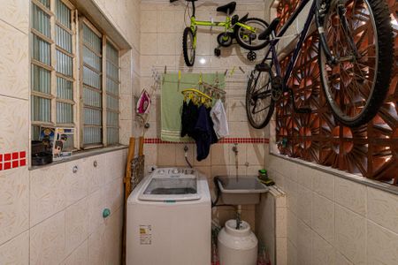 Casa à venda com 275m², 6 quartos e 3 vagasCasa 1 - Área de Serviço  