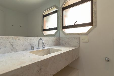 Apartamento à venda com 180m², 3 quartos e 3 vagasBanheiro da Suíte 1