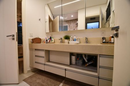 Casa de condomínio à venda com 270m², 3 quartos e 4 vagasBanheiro da Suíte 1