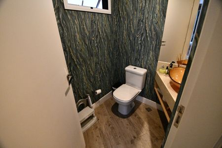 Casa de condomínio à venda com 270m², 3 quartos e 4 vagasLavabo