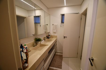 Casa de condomínio à venda com 270m², 3 quartos e 4 vagasBanheiro da Suíte 1