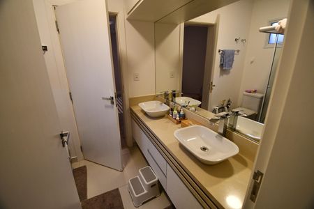 Casa de condomínio à venda com 270m², 3 quartos e 4 vagasBanheiro da Suíte 2