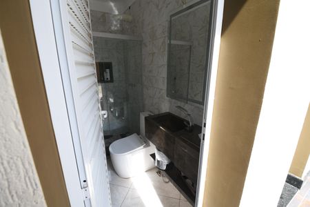 Casa de condomínio para alugar com 320m², 3 quartos e 4 vagasBanheiro de serviço