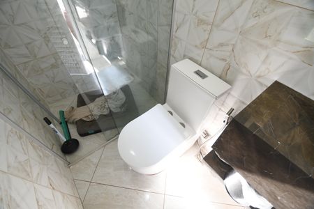 Casa de condomínio para alugar com 320m², 3 quartos e 4 vagasBanheiro de serviço