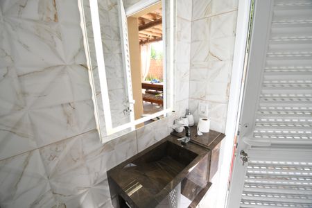 Casa de condomínio para alugar com 320m², 3 quartos e 4 vagasBanheiro de serviço