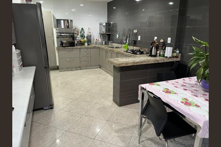 Casa à venda com 350m², 4 quartos e 2 vagasCozinha