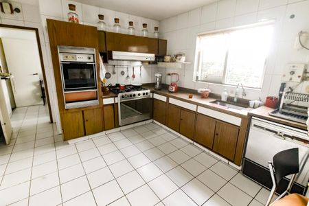 Casa para alugar com 800m², 5 quartos e 8 vagasCozinha - Armários