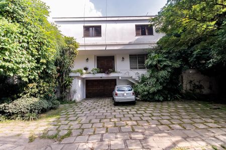 Casa para alugar com 800m², 5 quartos e 8 vagasFachada e gragem