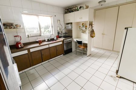 Casa para alugar com 800m², 5 quartos e 8 vagasCozinha - Armários